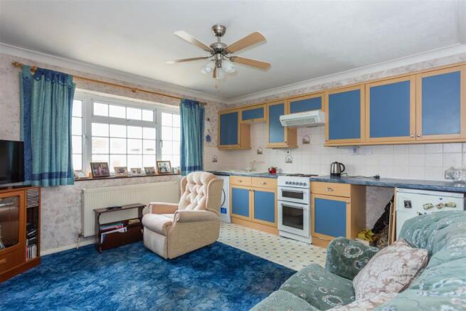 6 Leacroft Close6.jpg