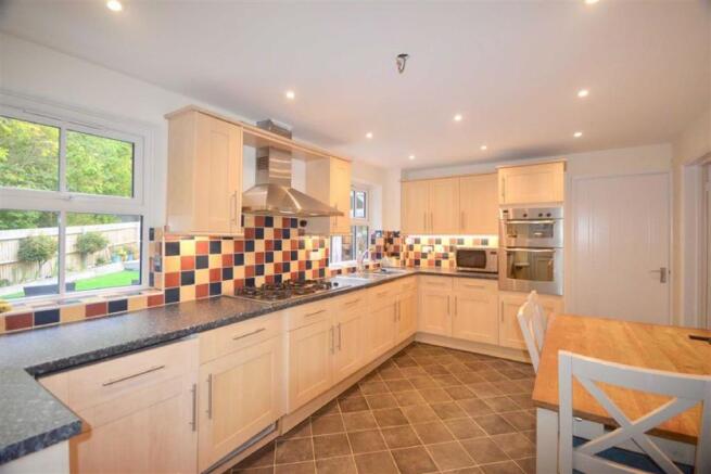 Kitchen/Breakfast Room: