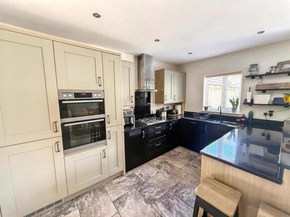 4 bed Detached for sale Image 7