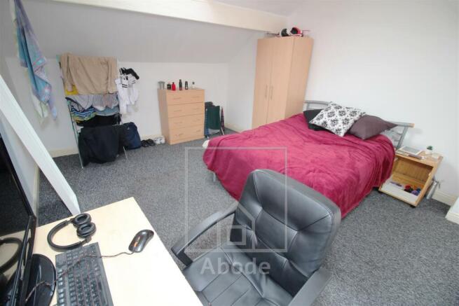 5 bed House to rent Image 4