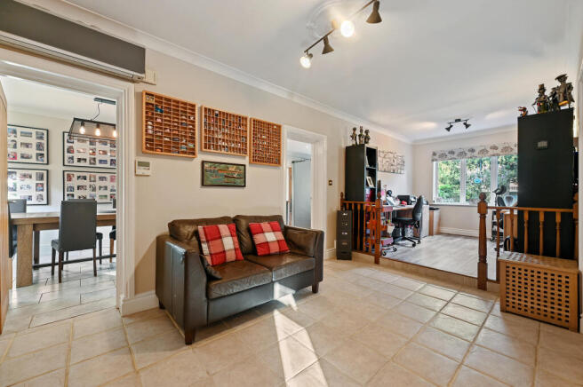 Oxhey Lane, Watford, WD19 photo 4