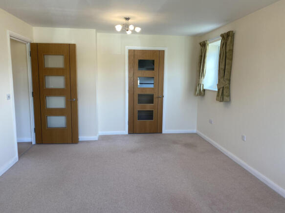 2 bed Apartment to rent Image 4