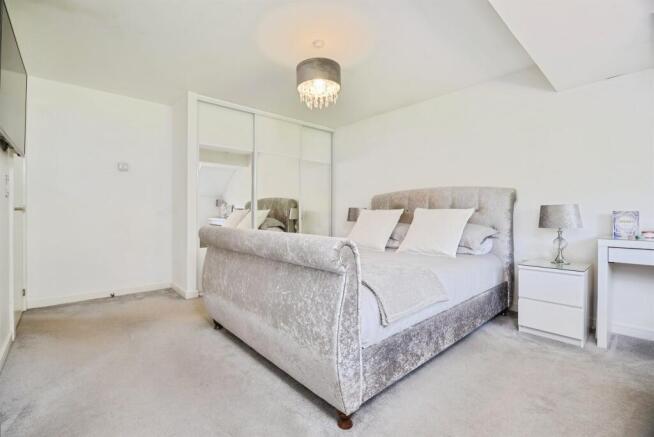 4 bed Detached for sale Image 10