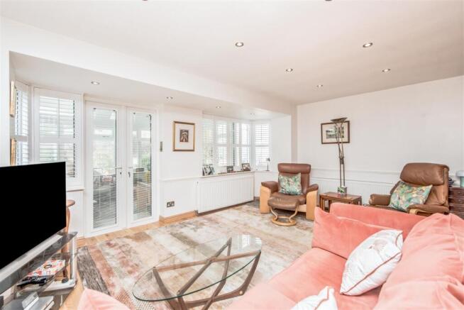 4 bed Detached for sale Image 8