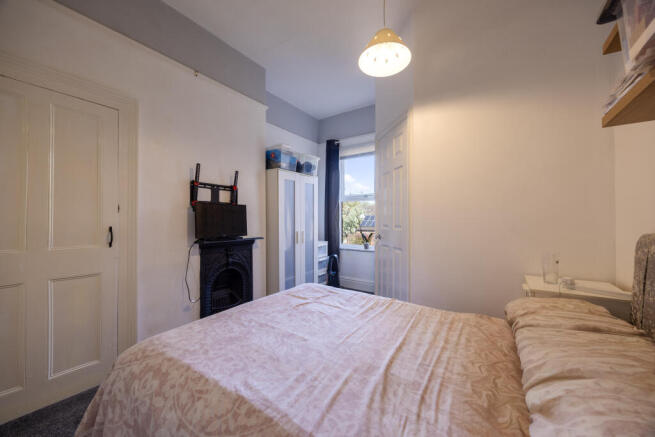 5 bed Town House for sale Image 8