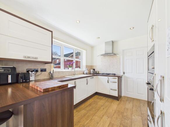 4 bed Detached for sale Image 9