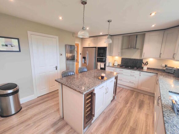 4 bed Detached for sale Image 11