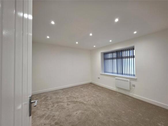 3 bed Apartment to rent Image 12