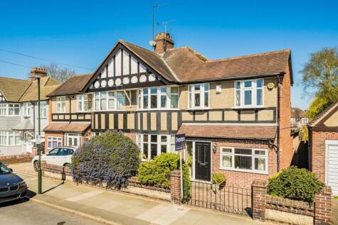 Montrose Avenue, Whitton