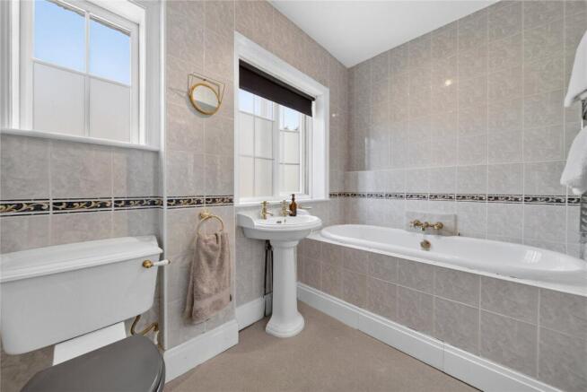 5 bed Detached for sale Image 12