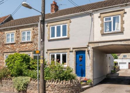 Central Wells with parking and manageable garden