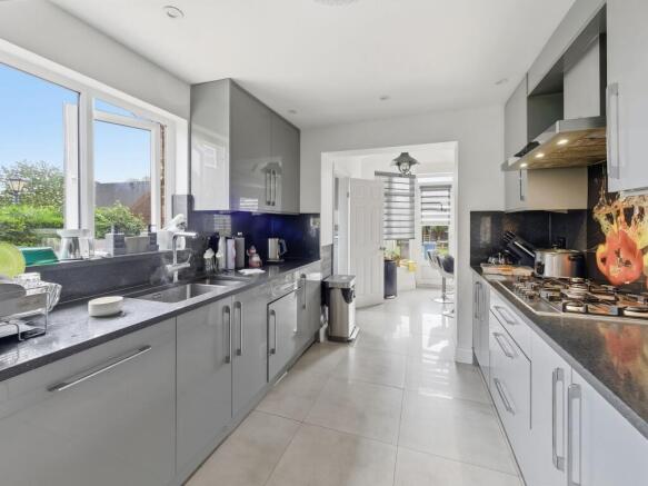 4 bed Detached for sale Image 6