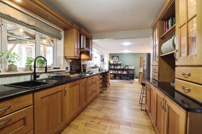 4 bed Detached for sale Image 8