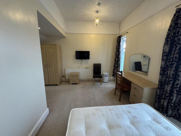 1 bed House Share to rent Image 12