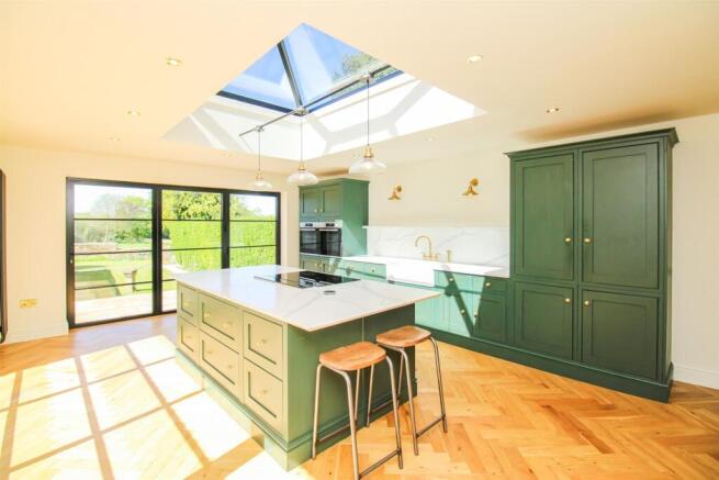 5 bed Detached for sale Image 8