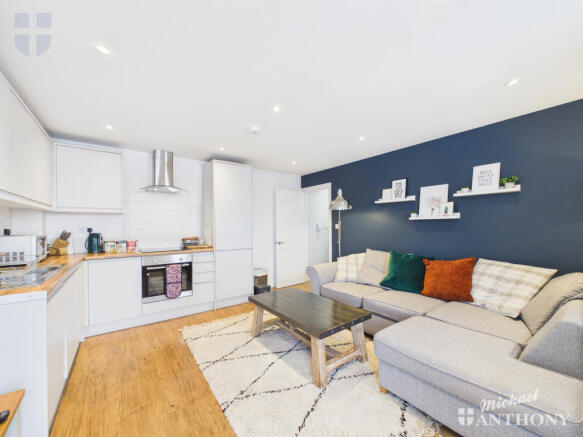 CAM03218G0-PR0948-STILL010