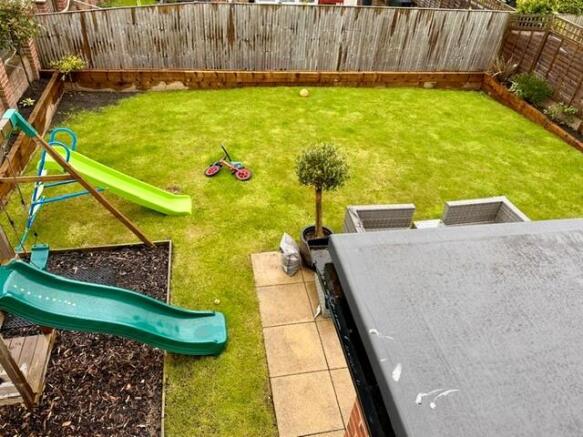 4 bed House to rent Image 12