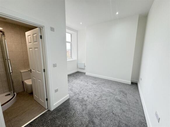 3 bed Apartment to rent Image 7