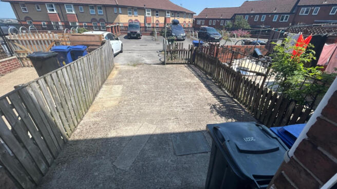 2 bed Terraced to rent Image 8