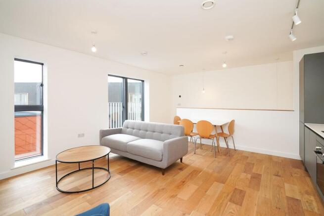 2 bed Apartment to rent Image 4