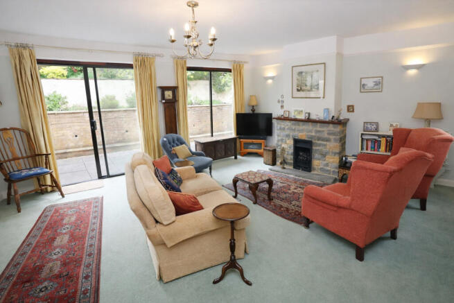 Siiting room to patio