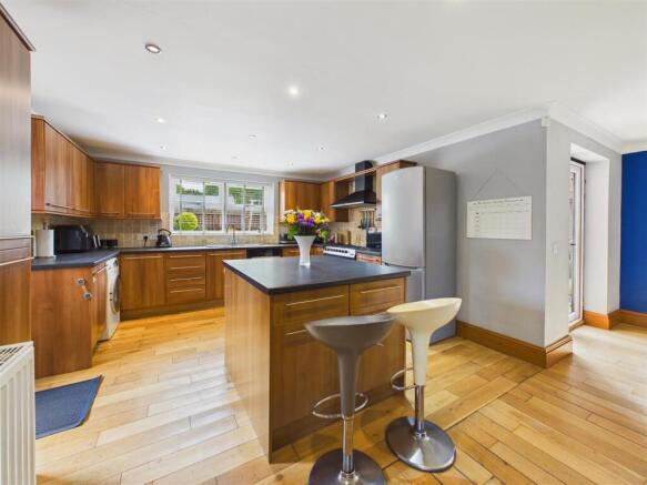 4 bed Detached for sale Image 6