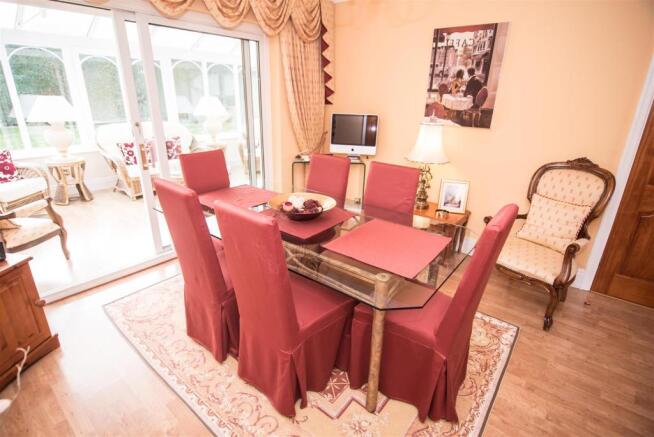 LIVING/ DINING ROOM