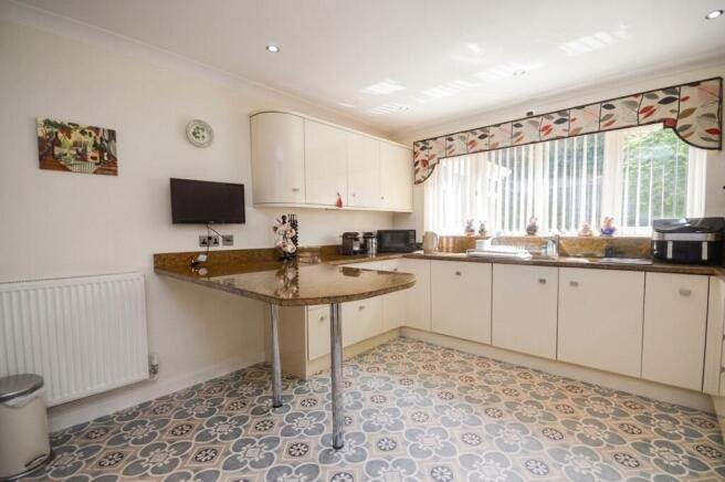 4 bed Detached for sale Image 9