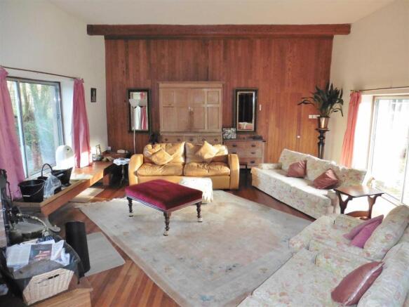 OPEN PLAN LIVING AREA