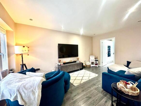 WhatsApp Image 2025-10-21 at 16.12.17 (1).jpeg