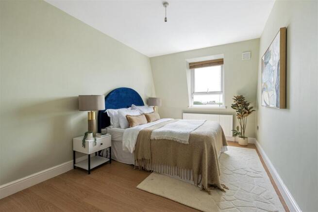 Eastwood Close, E18