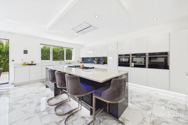 6 bed Detached for sale Image 9