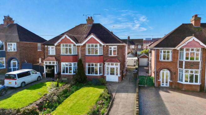 4-bed semi-detached on Doncaster Road, Scunthorpe, DN15, £200,000