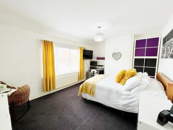 Bedroom 1 pic 2.jpg