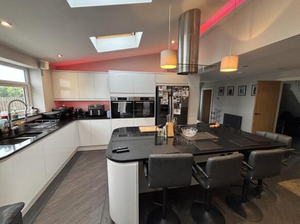 4 bed Detached for sale Image 7