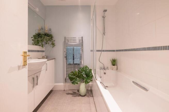 Principal Bathroom 