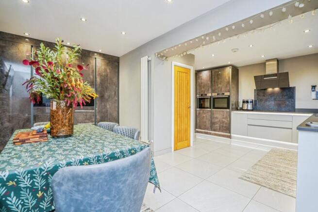 4 bed Semi-Detached for sale Image 6