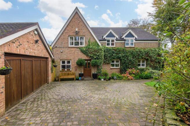 5 bed Detached for sale Image 8