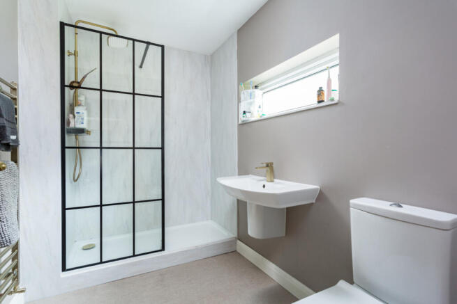 5 bed Bungalow for sale Image 9