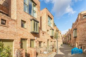35, Edgewood Mews, Finchley, London N3 3EW