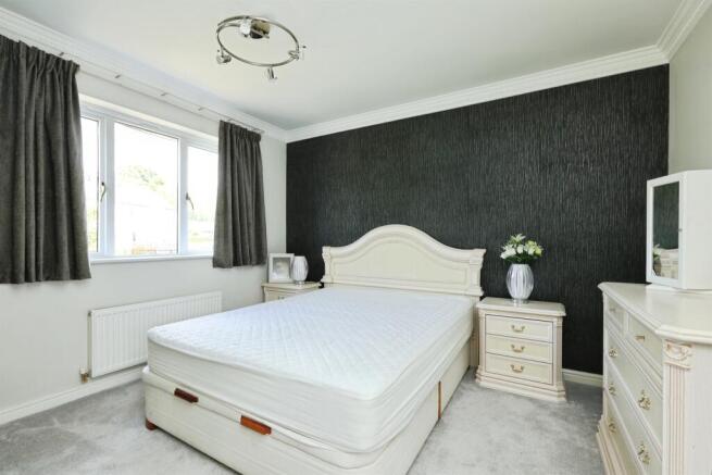 5 bed Detached for sale Image 12