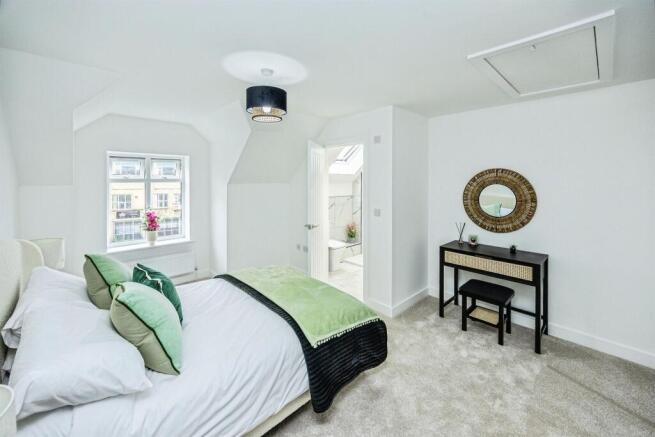 Principle bedroom with en-suite