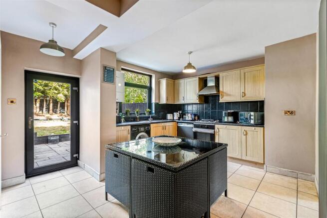 BREAKFAST / KITCHEN