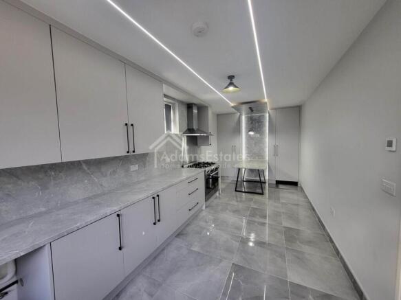 2 bed Flat to rent Image 2