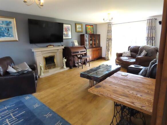LIGHT AND SPACIOUS LOUNGE
