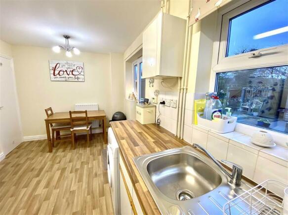 Modern spacious breakfast kitchen/ dining room