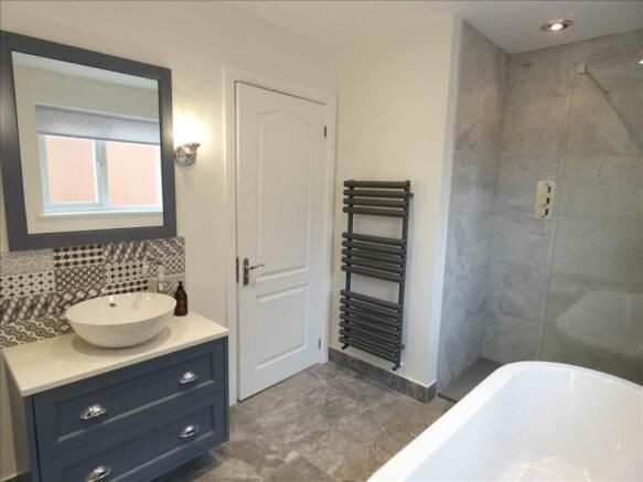 FAMILY BATHROOM