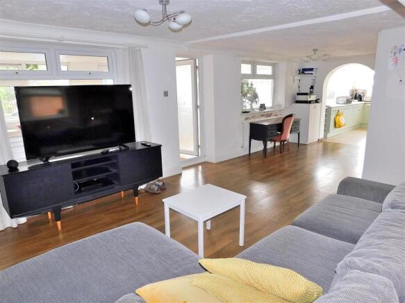 LIVING ROOM 3.JPG