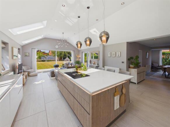 5 bed Detached for sale Image 11