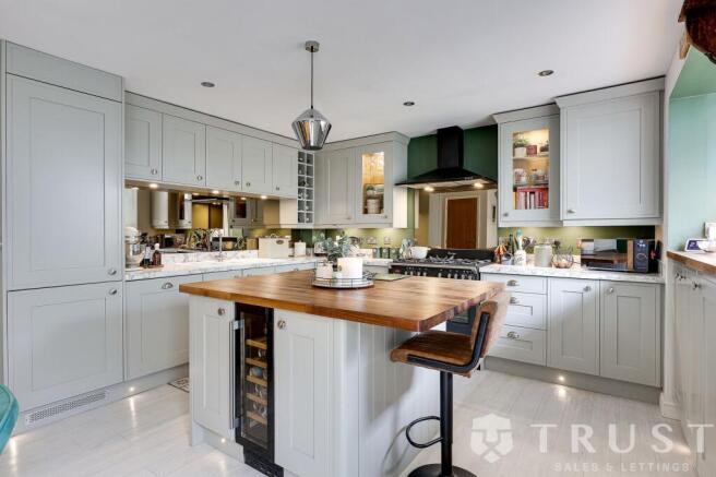 4 bed Detached for sale Image 5